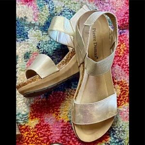 Pierre Dumas gold wedge size 11